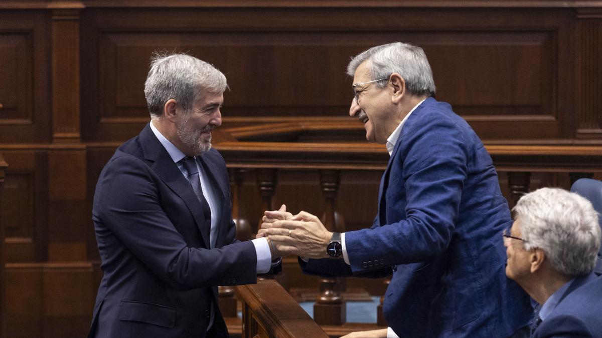 Fernando Clavijo (i) es felicitado por el hasta hoy vicepresidente del Gobierno regional, Román Rodríguez (d).