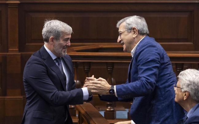 Fernando Clavijo (i) es felicitado por el hasta hoy vicepresidente del Gobierno regional, Román Rodríguez (d).