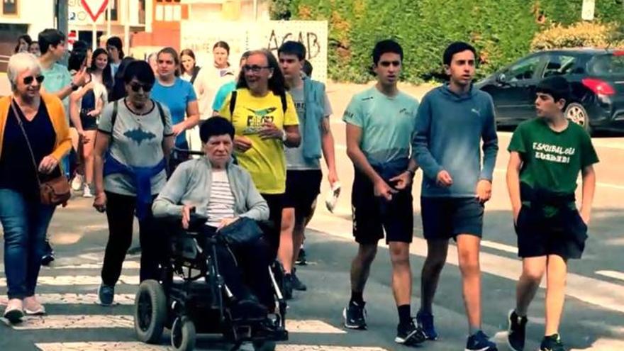 Adolescentes y personas jubiladas en uno de los recorridos organizados por el servicio POZ.