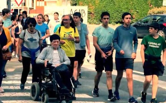 Adolescentes y personas jubiladas en uno de los recorridos organizados por el servicio POZ.