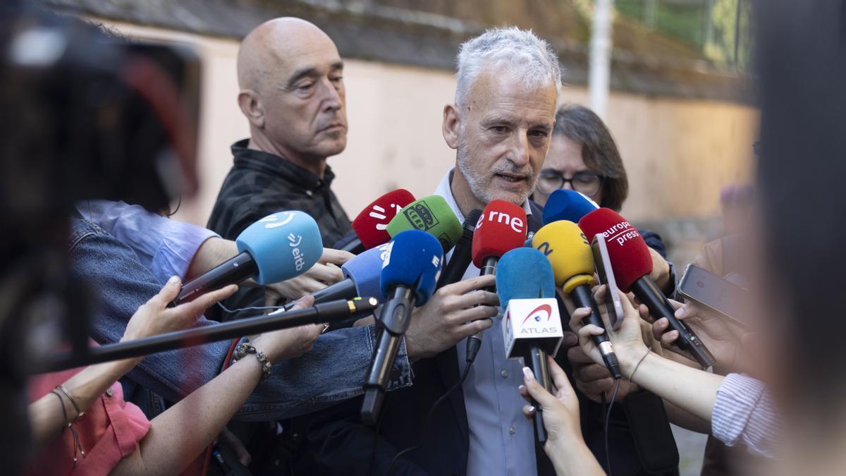 El presidente del TSJPV, atiende a los medios antes de asistir a un curso de verano de a UPV en Donostia.