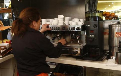 Una camarera trabajando en un bar.