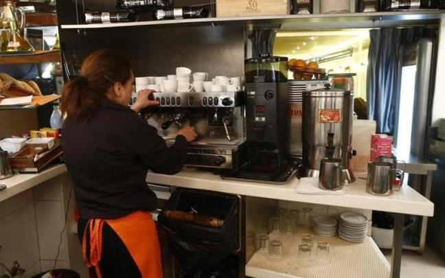 Una camarera trabajando en un bar. Una camarera trabajando en un bar.