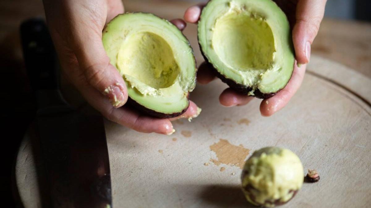 Retirar el hueso al aguacate