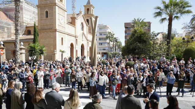 Minuto de silencio por el asesinato de la niña de 3 años ante el Ayuntamiento de Torrevieja.