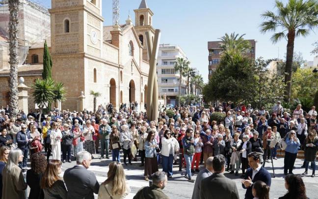 Minuto de silencio por el asesinato de la niña de 3 años ante el Ayuntamiento de Torrevieja.