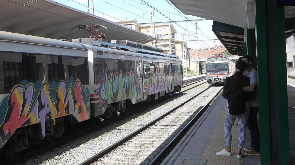 Un tren lleno de grafitis, en la estación de tren de Pamplona.