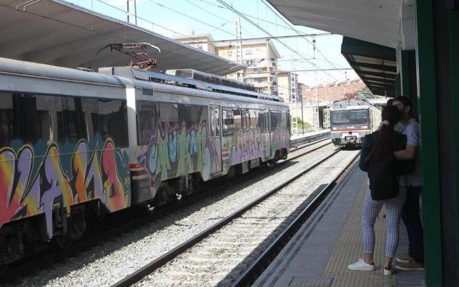 Un tren lleno de grafitis, en la estaci&oacute;n de tren de Pamplona.