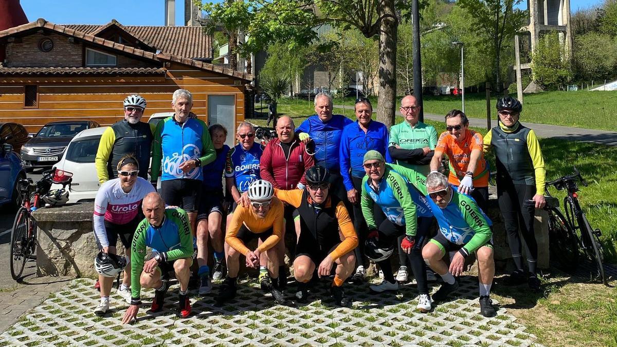 El grupo de jubilados que practica el ciclismo, en Ormaiztegi.