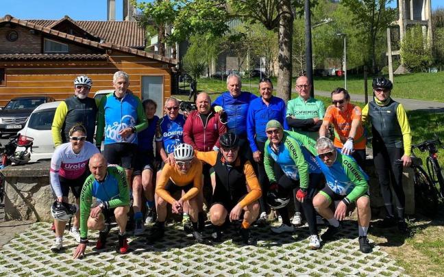 El grupo de jubilados que practica el ciclismo, en Ormaiztegi.