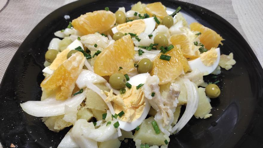 Ensalada de patata, bacalo y naranja.