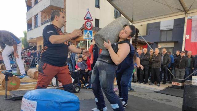 Olaia Esnaolak 100 kiloko zilindro zaharra hiru aldiz jasotzea lortu zuen hiru minuturen barruan Landetan, 16 urtekoen artean marka ezarriz / Aitor Olaia Esnaolak 100 kiloko zilindro zaharra hiru aldiz jasotzea lortu zuen hiru minuturen barruan Landetan, 16 urtekoen artean marka ezarriz