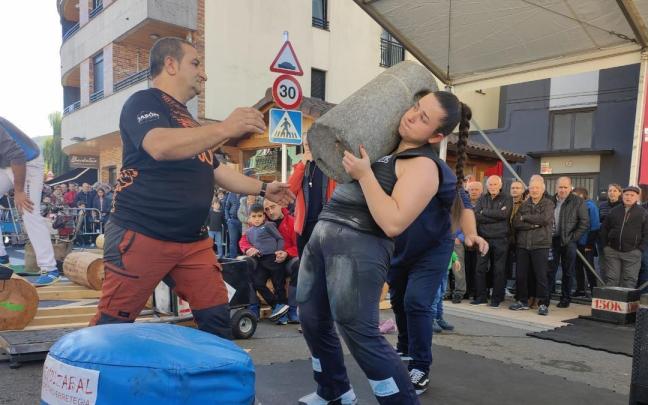 Olaia Esnaolak 100 kiloko zilindro zaharra hiru aldiz jasotzea lortu zuen hiru minuturen barruan Landetan, 16 urtekoen artean marka ezarriz