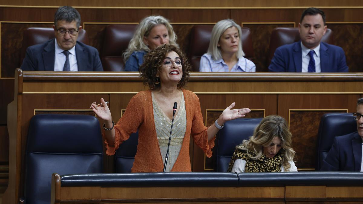 María Jesús Montero interviene durante la sesión de control al Gobierno en el Congreso de los Diputados en Madrid.