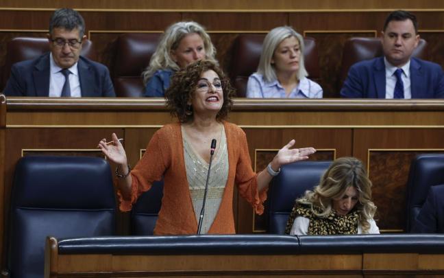 María Jesús Montero interviene durante la sesión de control al Gobierno en el Congreso de los Diputados en Madrid.