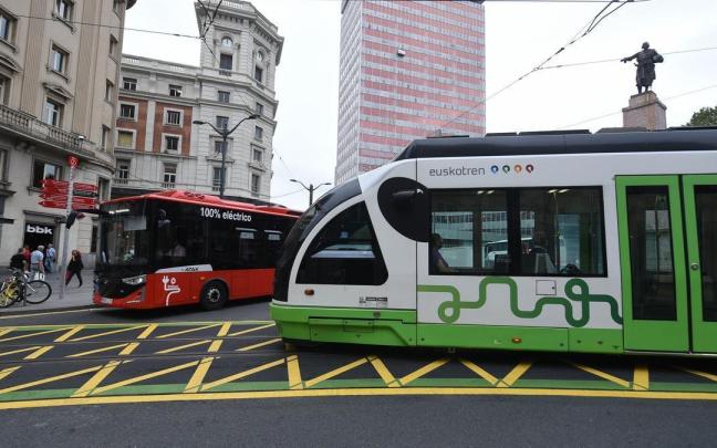 El Ministerio de Transportes concede 22 millones a Euskadi para los billetes bonificados.