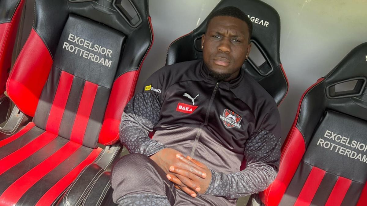 Royston Drenthe, de 38 años, se encuentra ingresado en el hospital.