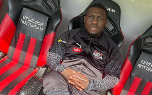 Royston Drenthe, de 38 años, se encuentra ingresado en el hospital.