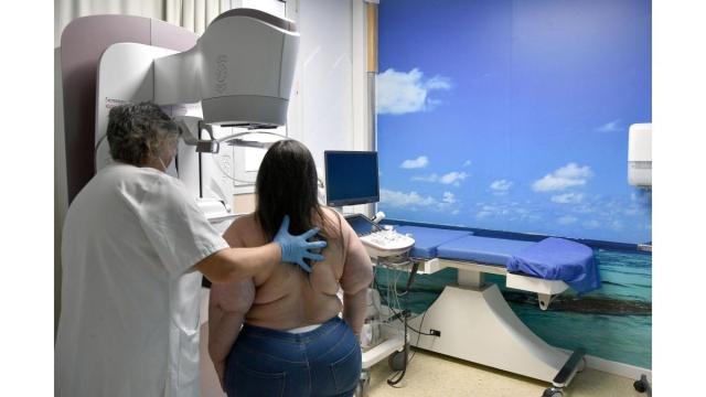 Paciente haciéndose una mamografía en el Hospital Sant Jaume de Calella.