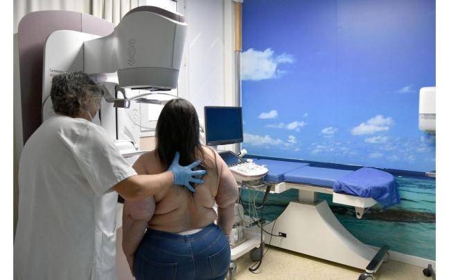 Paciente haciéndose una mamografía en el Hospital Sant Jaume de Calella.