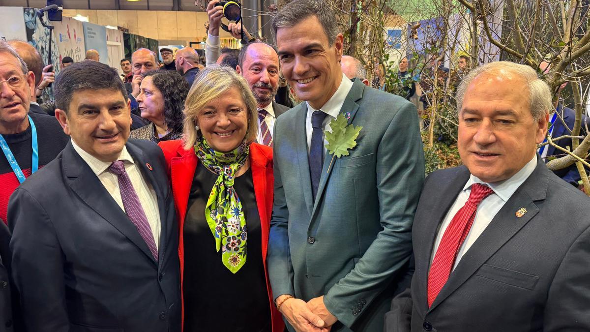 Paula Alvarellos junto a Pedro Sánchez, el delegado Pedro Blanco y el presidente de la Diputación de Lugo José Tomé