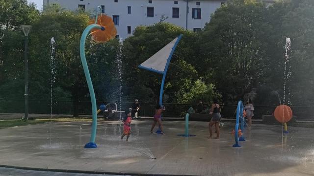 Los chorros de agua de Villa Amparo, en estos momentos cerrado, hacen las delicias de las y los txikis.