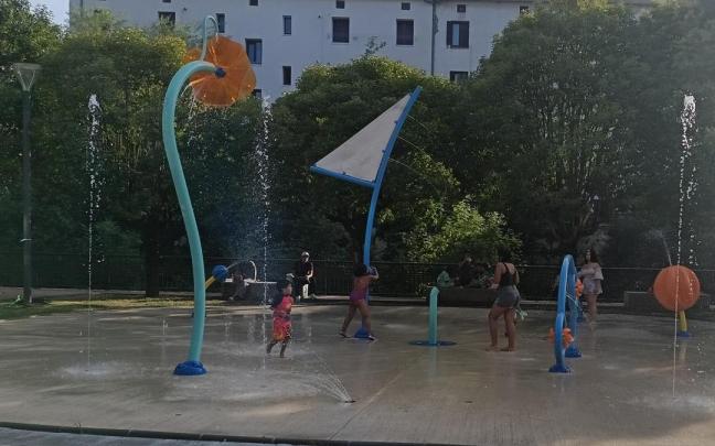 Los chorros de agua de Villa Amparo, en estos momentos cerrado, hacen las delicias de las y los txikis.