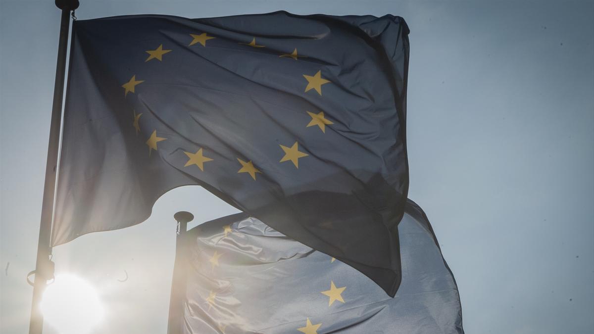 Banderas de la UE ondean frente a las instituciones europeas en Bruselas (Bélgica).