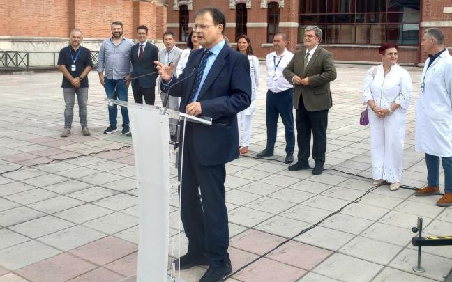 El consejero de Salud, Alberto Martínez, en el hospital de Basurto.