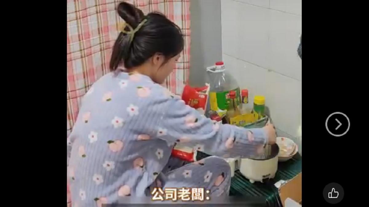 La joven, improvisando una cocina en el baño.