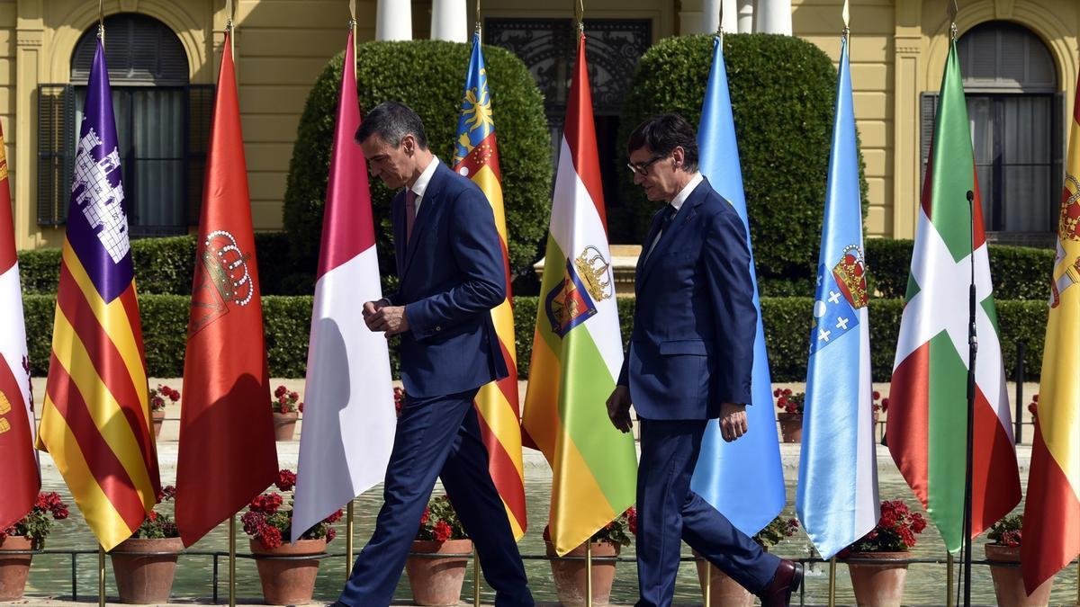 Sánchez (i), y el presidente de la Generalitat de Catalunya, Salvador Illa.