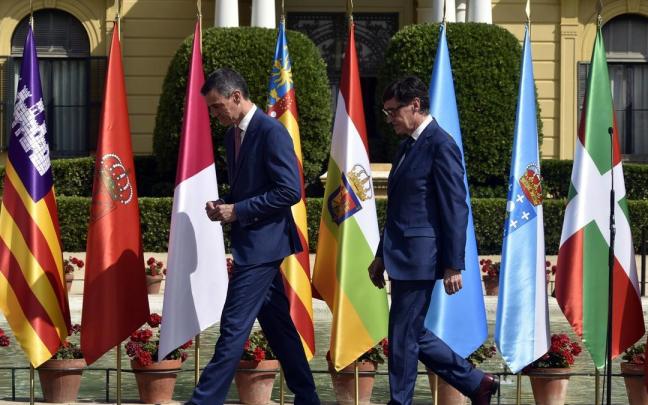 Sánchez (i), y el presidente de la Generalitat de Catalunya, Salvador Illa.