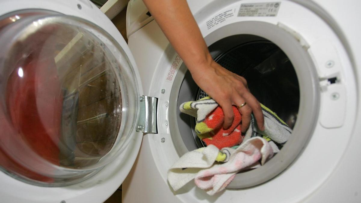 La lavadora es el principal enemigo de los décimos de lotería, cada año estropean 60 boletos.