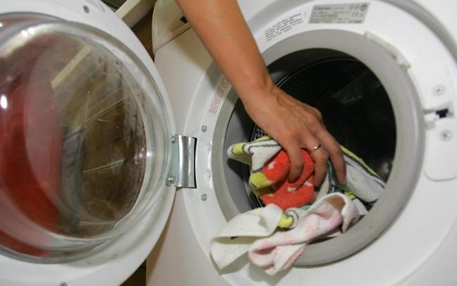 La lavadora es el principal enemigo de los décimos de lotería, cada año estropean 60 boletos.