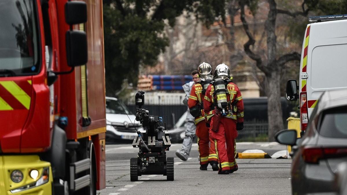 Los bomberos de Marsella acuden al Consulado de Rusia en la ciudad francesa tras el ataque con dos cócteles molotov.