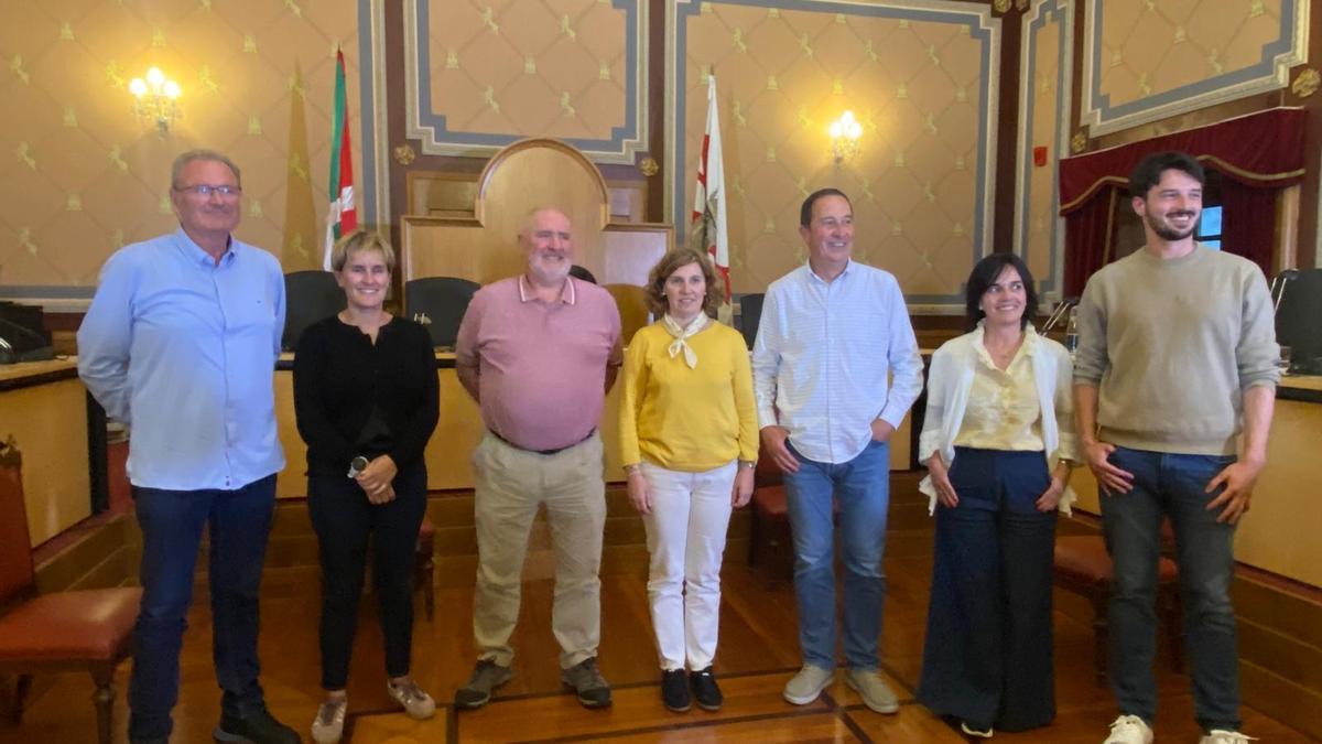 Kepa Sebal, primero por la derecha sustituye a Mikel Lete (quinto) como portavoz. El cargo de concejal lo asume Esther Ortiz de Zárate (cuarta).).