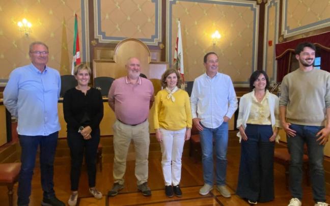 Kepa Sebal, primero por la derecha sustituye a Mikel Lete (quinto) como portavoz. El cargo de concejal lo asume Esther Ortiz de Zárate (cuarta).).