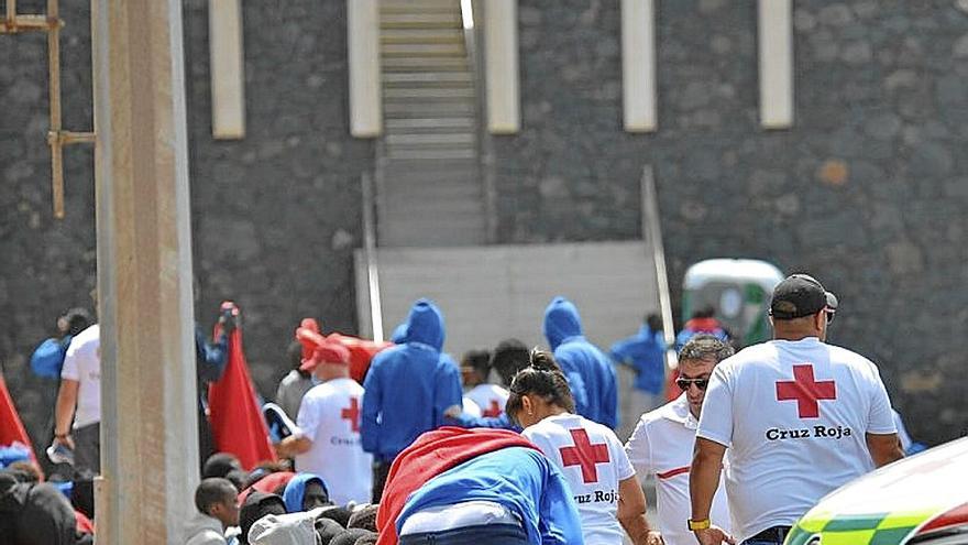 En nueve días de junio han llegado a Canarias 200 menores.