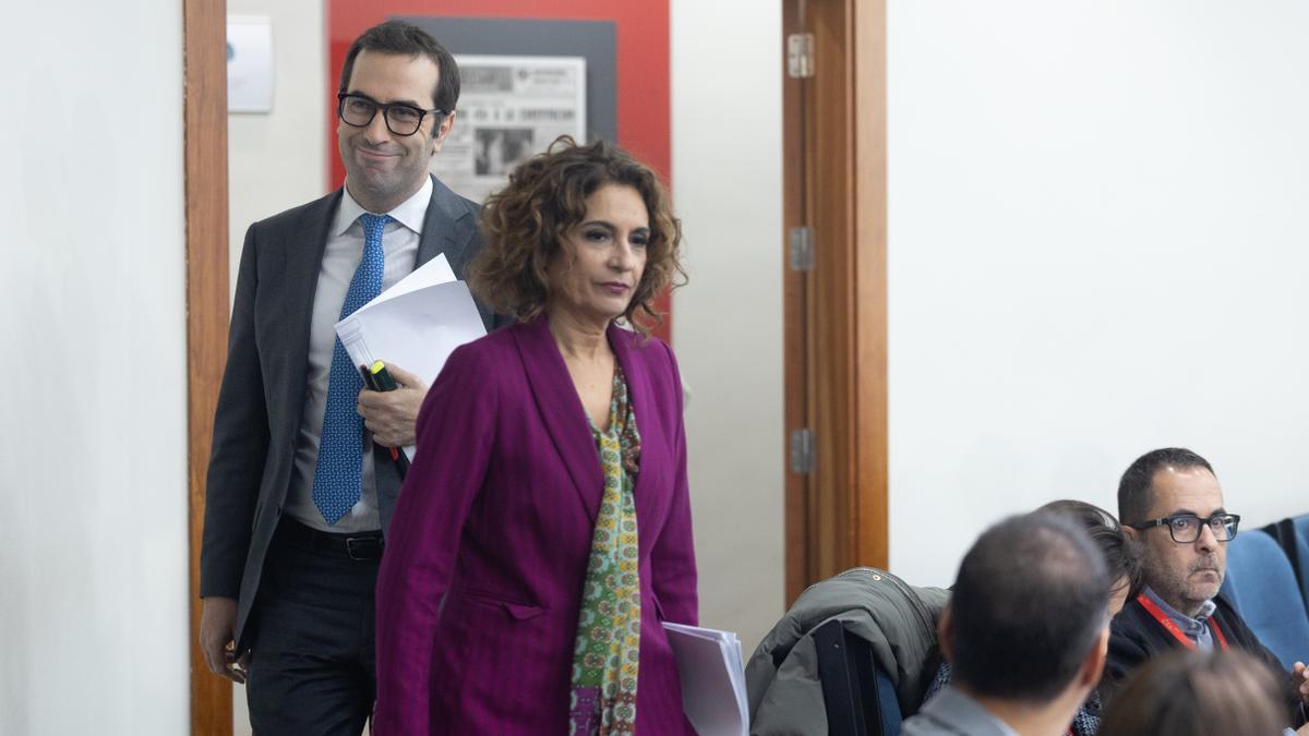La vicepresidenta primera y ministra de Hacienda, María Jesús Montero, y el ministro de Economía, Comercio y Empresa, Carlos Cuerpo.