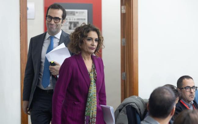 La vicepresidenta primera y ministra de Hacienda, María Jesús Montero, y el ministro de Economía, Comercio y Empresa, Carlos Cuerpo.