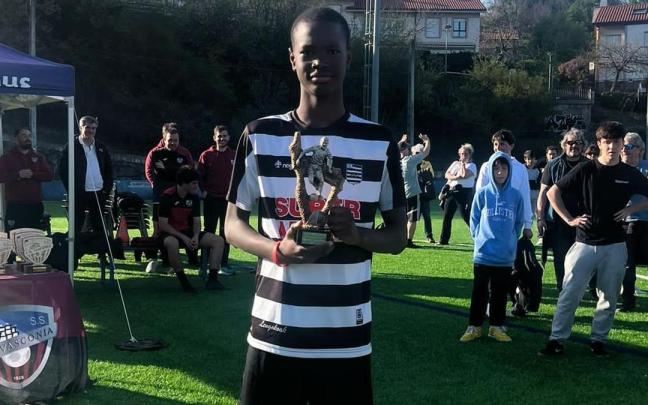 Alfredo Alogo recibe un trofeo cuando defendía la camiseta del Lengokoak. / N.G.
