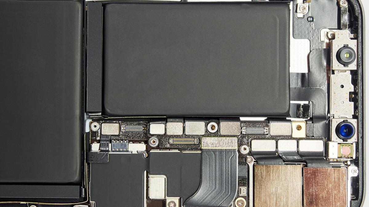 Diversos elementos interno de un teléfono móvil.