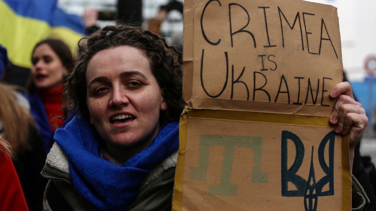 Foto de archivo de una manifestante con un cartel en el que se puede leer "Crimea es Ucrania".
