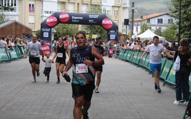 Corredores llegando a la meta en la edición anterior del Flysch Trail de Zumaia. / Pedro Amundarain Corredores llegando a la meta en la edición anterior del Flysch Trail de Zumaia.
