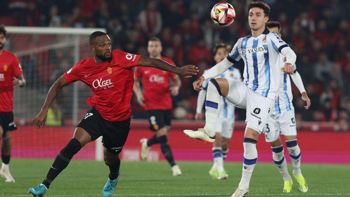 Zubimendi, ante el mallorquinista Larin. / JORDI AVELLA (EFE)