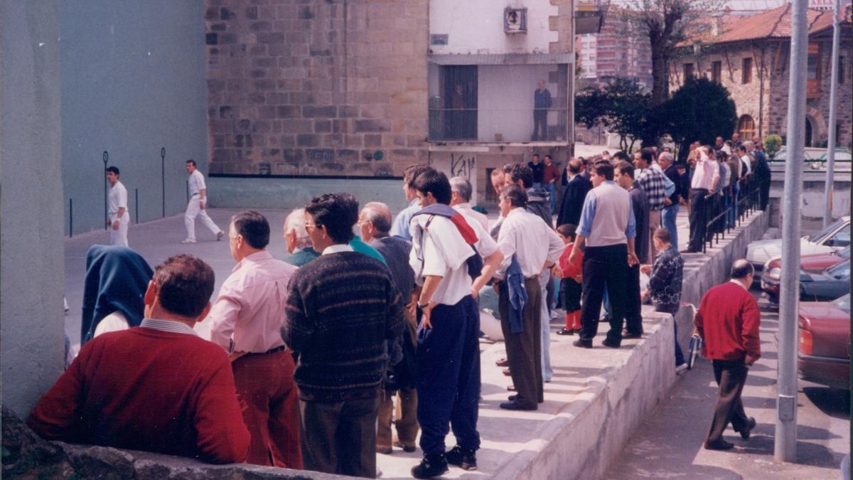 Los partidos que se disputaban en el antiguo frontón atraían la atención de numerosos público
