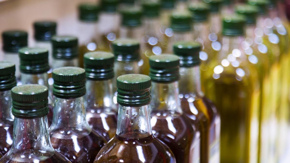 La normativa a la que se refiere Blanca obliga a que todo aceite de oliva servido en hostelería esté en envases correctamente etiquetados y con tapón irrellenable, o bien en formato monodosis.