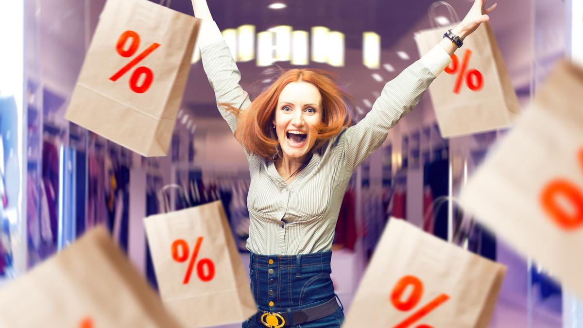 Una mujer, eufórica tras comprar en las rebajas.