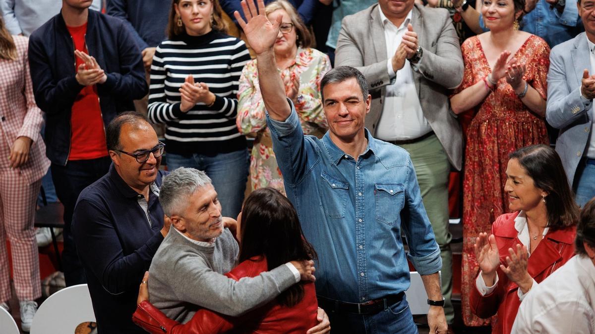 El presidente español, durante un acto ayer en Fuenlabrada (Madrid), acompañado de cargos socialistas y del ministro Grande-Marlaska.