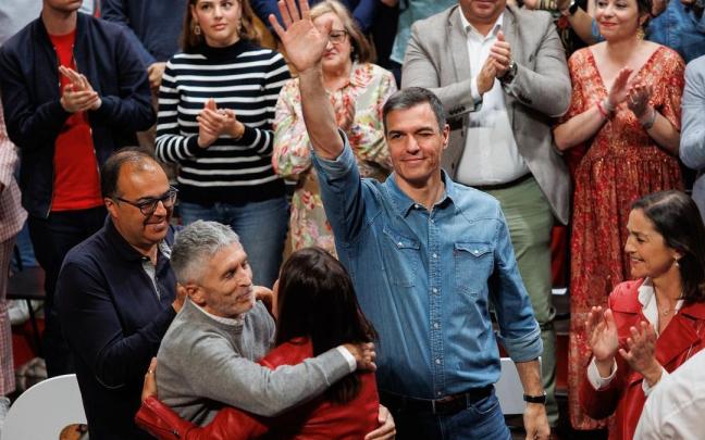 El presidente español, durante un acto ayer en Fuenlabrada (Madrid), acompañado de cargos socialistas y del ministro Grande-Marlaska.